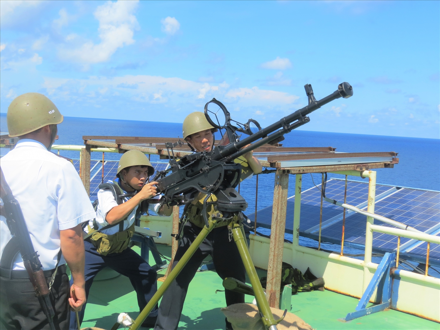 Các chiến sĩ hải quân vững chắc tay súng canh chủ quyền Tổ quốc