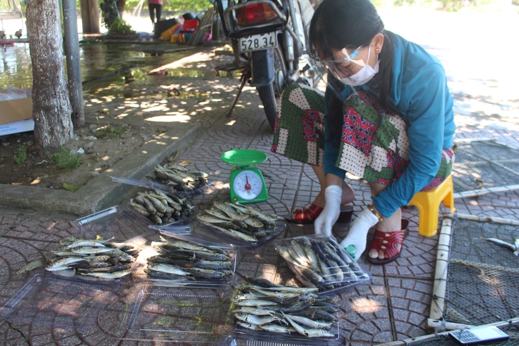 Chị Mai Nhung (buôn bán ở chợ hải sản Cửa Lò) buồn bã vì hàng hóa ế ẩm.