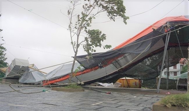 Một căn nhà tạm bằng tôn của hộ dân ở xã Hoằng Trường, huyện Hoằng Hóa, tỉnh Thanh Hóa bị gió xô đổ sập 