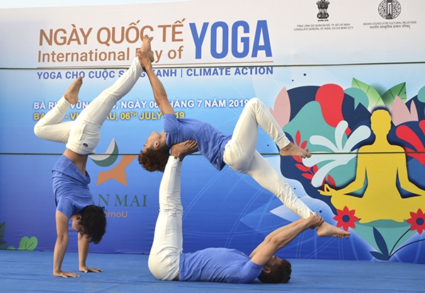 Yoga là bộ môn thể thao xuất phát từ Ấn Độ. Ngày 21/6 hàng năm được Liên hợp quốc công nhận là ngày Quốc tế Yoga, khẳng định những giá trị tích cực về thể chất và tinh thần mà bộ môn này mang lại cho người tập.