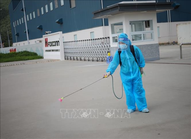 Khử khuẩn nơi có ca mắc COVID-19. Ảnh: TTXVN