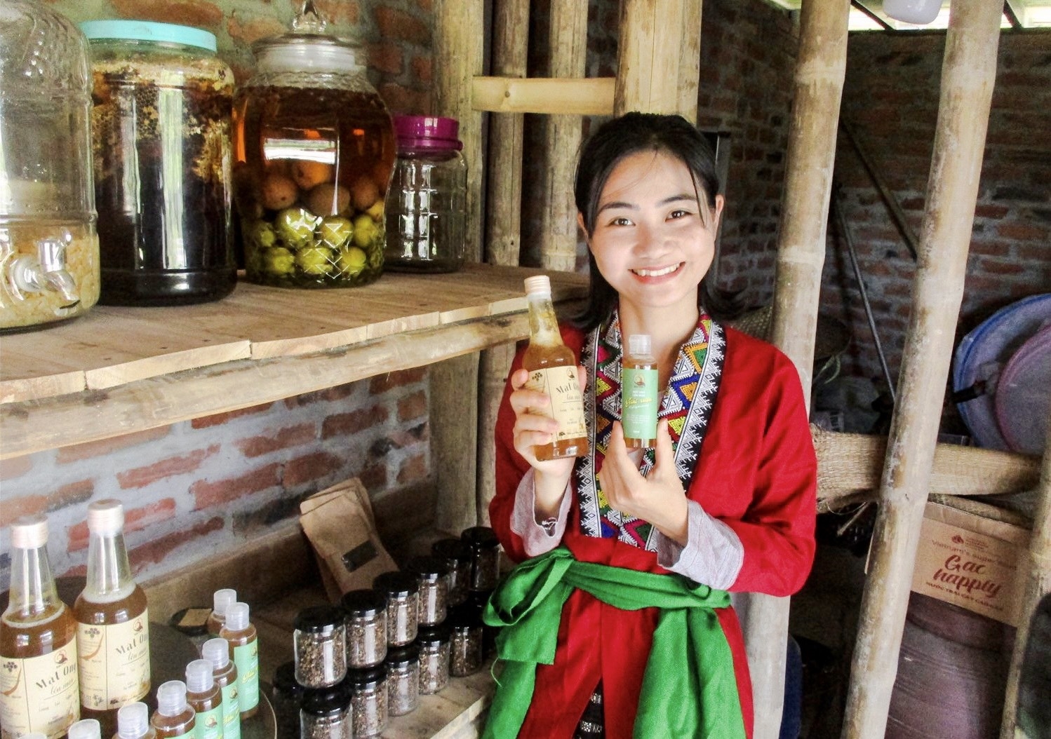 Cô gái dân tộc Thổ- Nguyễn Lê Ngọc Linh với sản phẩm mật ong sạch của Vườn rừng bản Thổ.