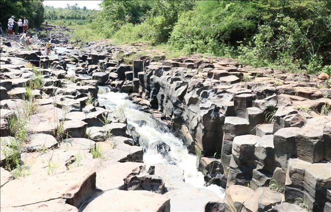 Suối đá cổ tại làng Vân, thị trấn Ia Ly, huyện Chư Păh, Gia Lai có độ tuổi trên 100 triệu năm.