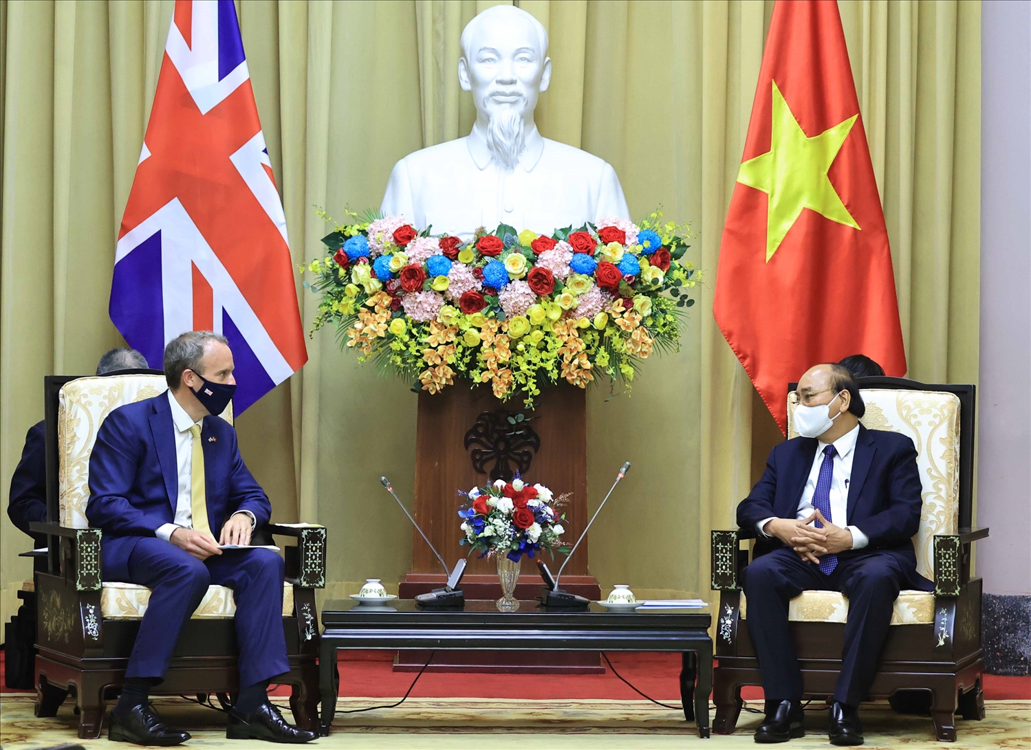 Chủ tịch nước Nguyễn Xuân Phúc tiếp Bộ trưởng thứ nhất, Bộ trưởng Bộ Ngoại giao và Phát triển Anh Dominic Raab