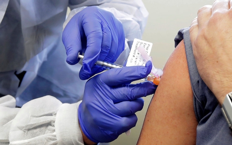 Theo giới khoa học, việc tiêm đầy đủ 2 mũi vaccine là điều kiện cần thiết để ngăn ngừa biến thể Delta gây dịch COVID-19 (Ảnh: NYT)