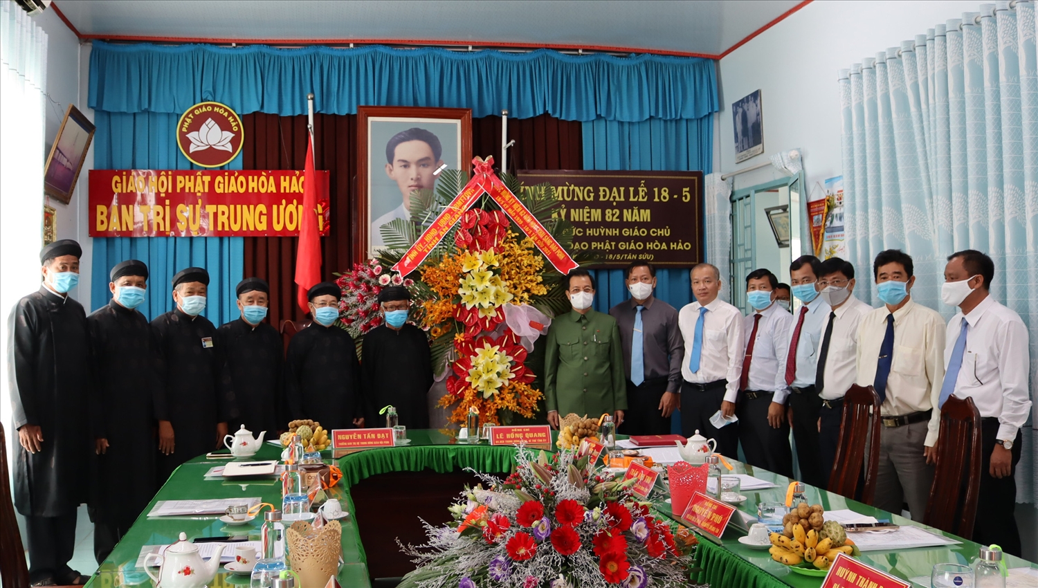 Bí thư Tỉnh uỷ An Giang Lê Hồng Quang tặng hoa và quà chúc mừng Ban Trị sự Trung ương Giáo hội PGHH 