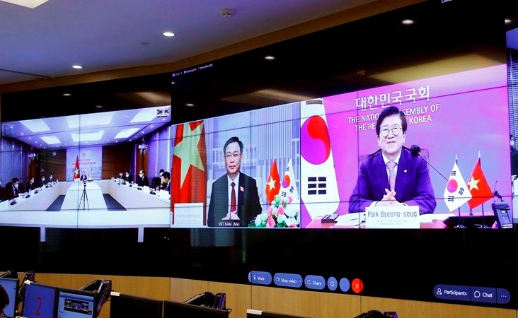 Chủ tịch Quốc hội Vương Đình Huệ hội đàm trực tuyến với Chủ tịch Quốc hội Hàn Quốc Park Byeong Seug. (Ảnh: Doãn Tấn: TTXVN)