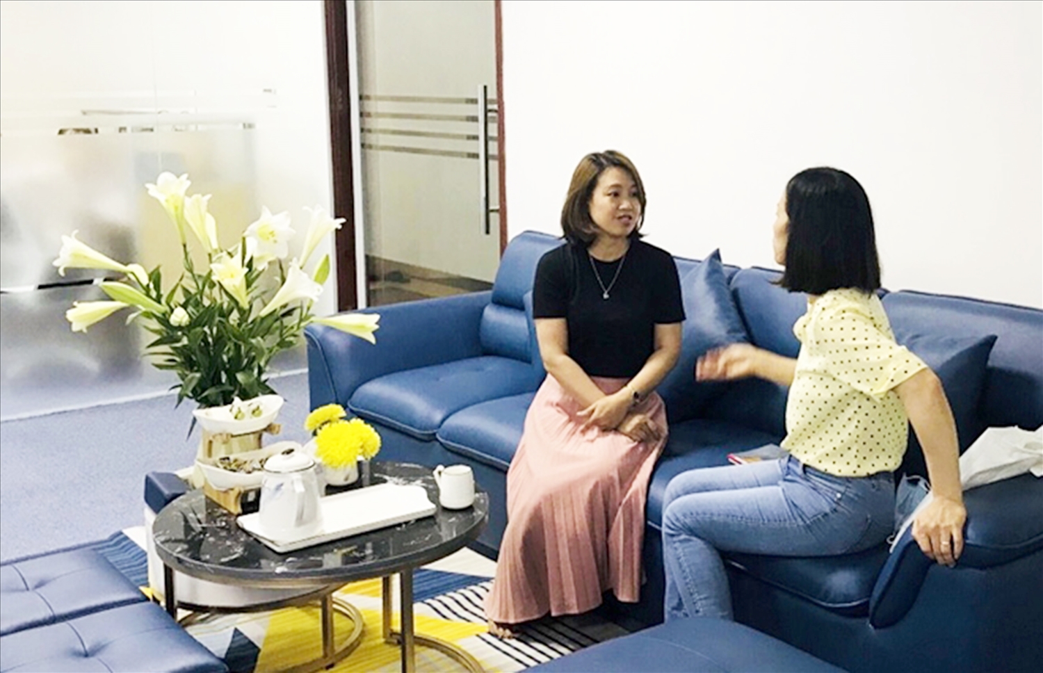 Chị Hòa, mẹ bé Thu (bìa phải) phản ánh tình trạng của con gái mình với chuyên viên tư vấn.