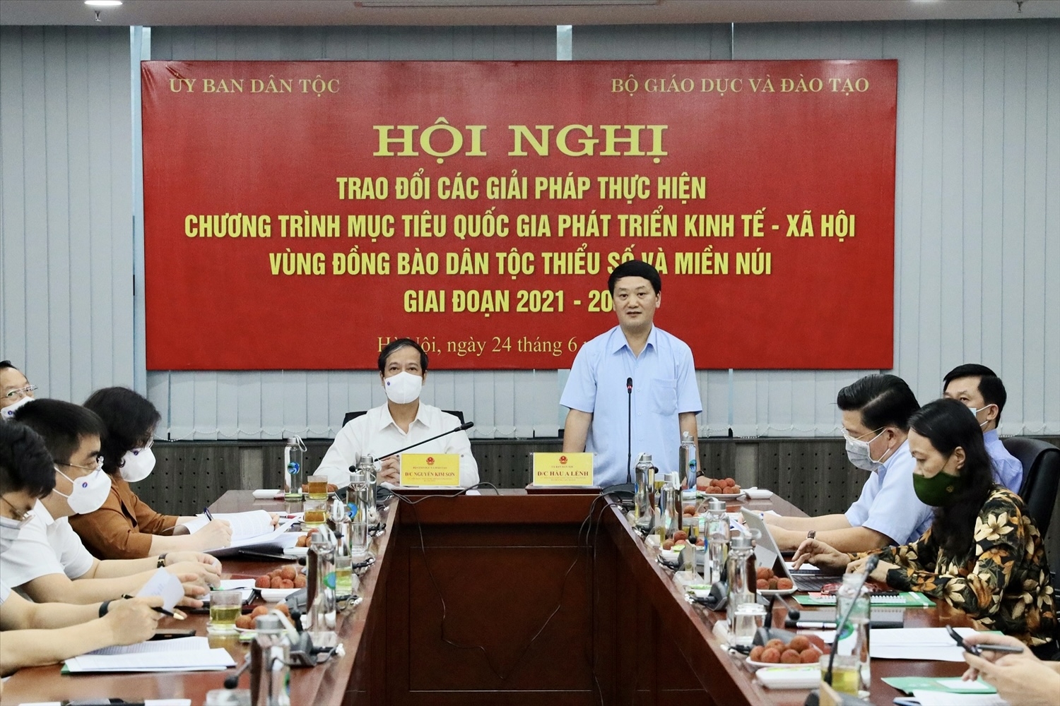 Bộ trưởng, Chủ nhiệm UBDT Hầu A Lềnh và Bộ trưởng Bộ GD&ĐT Nguyễn Kim Sơn đồng chủ trì Hội nghị