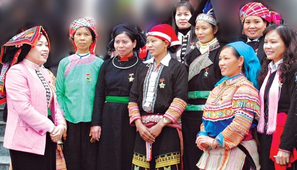 Bộ Nội vụ khuyến khích nữ cán bộ mặc trang phục dân tộc vào các ngày lễ, tết hoặc các dịp đặc biệt của Bộ. Ảnh minh họa