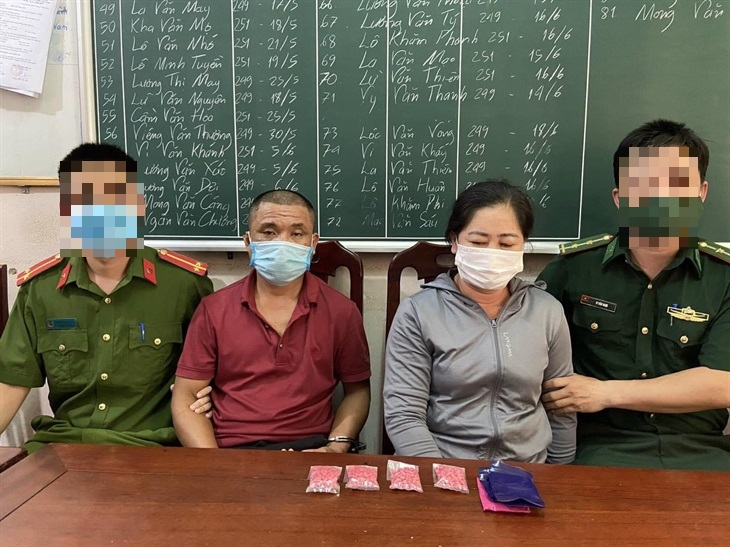 Lực lượng phối hợp bắt giữ đối tượng Võ Văn Quang và Trần Thị Nguyệt về hành vi tàng trữ trái phép chất ma túy. Ảnh: Hùng Phong