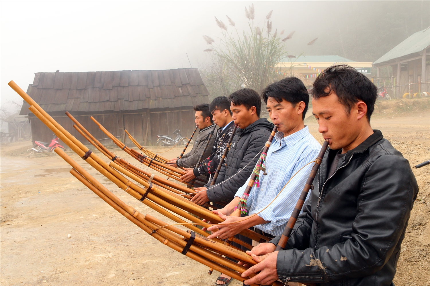 Các học viên người Mông tham gia học thổi khèn