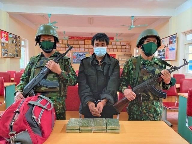 Biên phòng CKQT Nậm Cắn phối hợp với các lực lượng đấu tranh thành công Chuyên án NA 221, bắt giữ đối tượng Tu Lỳ Vừ, sinh năm 2.000, trú tại tỉnh Xiêng-khoảng, Lào khi đang có hành vi vận chuyển trái phép chất ma túy.