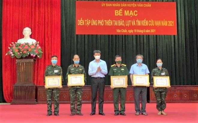 Chủ tịch UBND tỉnh Trần Huy Tuấn tặng Bằng khen cho các tập thể và cá nhân có thành tích xuất sắc trong công tác diễn tập