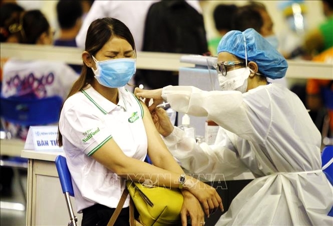 Người lao động Thành phố Hồ Chí Minh được tiêm vaccine phòng COVID-19. Ảnh: TTXVN
