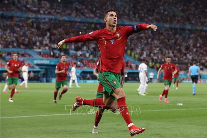 Tiền đạo đội tuyển Bồ Đào Nha Cristiano Ronaldo mừng bàn thắng thứ hai từ chấm phạt đền vào lưới tuyển Pháp trong trận đấu lượt cuối bảng F. Ảnh: AFP/TTXVN