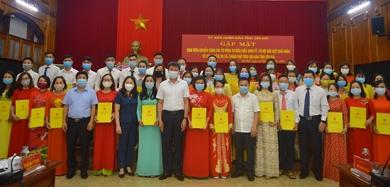 Các đồng chí lãnh đạo tỉnh chụp ảnh lưu niệm cùng các thầy, cô giáo. Ảnh: yenbai.gov.vn