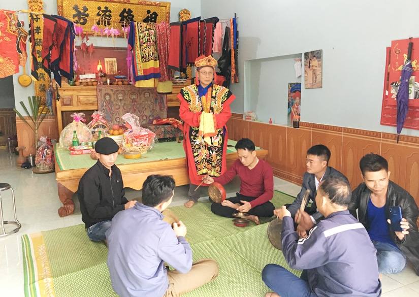 Thầy cúng Tô Quang Chung, thôn Rèn 1, xã Hoà An (Chiêm Hoá) truyền nghề cho học trò.
