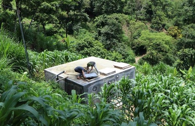 Các bể nước phải dùng bơm áp lực mới đưa được nước lên các bản cao ở xã Mù Sang. Ảnh: Nguyễn Oanh-TTXVN