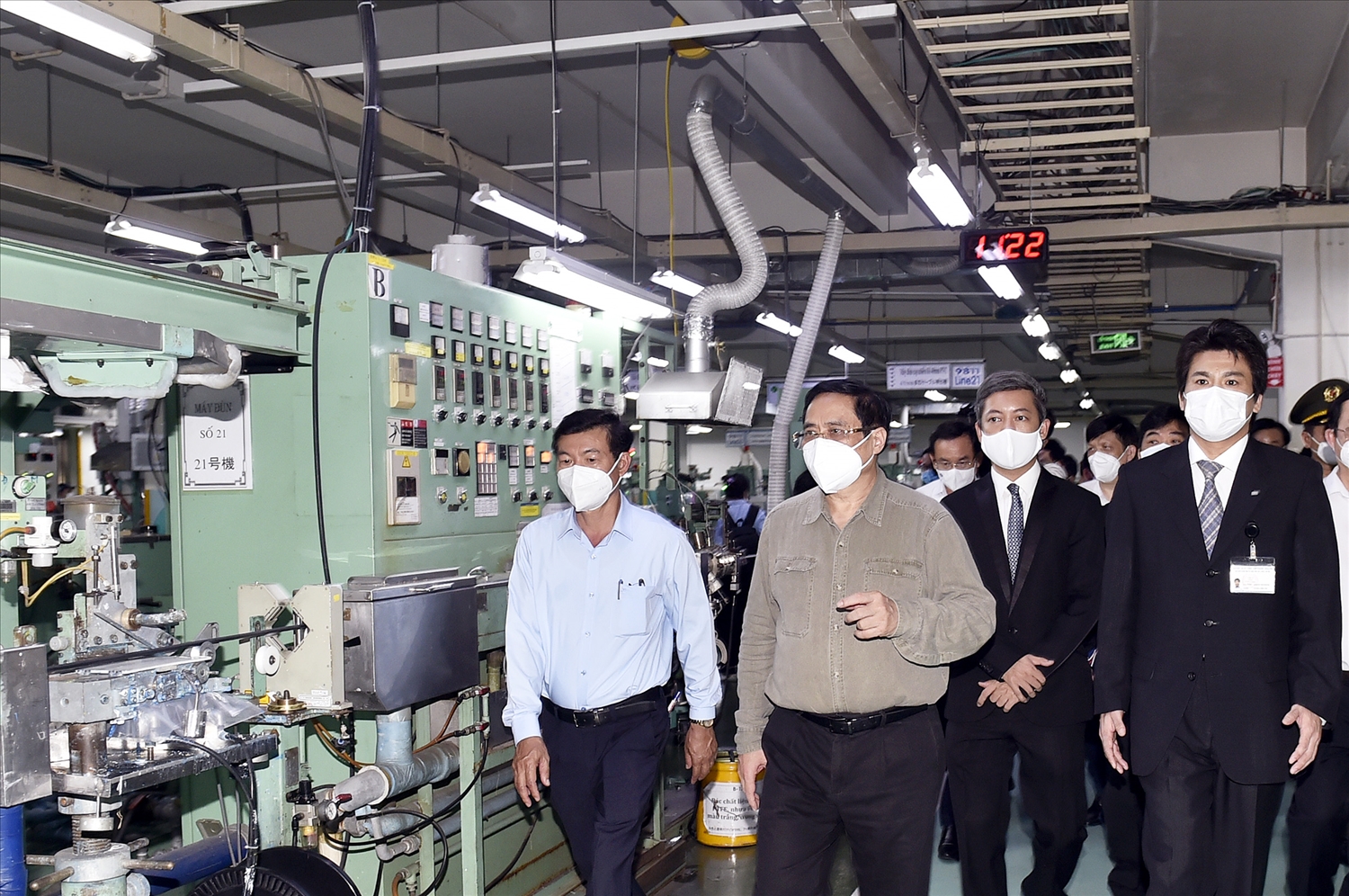 Thủ tướng tới thăm Công ty Nissei Electric Việt Nam-một doanh nghiệp Nhật Bản tại khu chế xuất Tân Thuận. Ảnh: VGP/Nhật Bắc