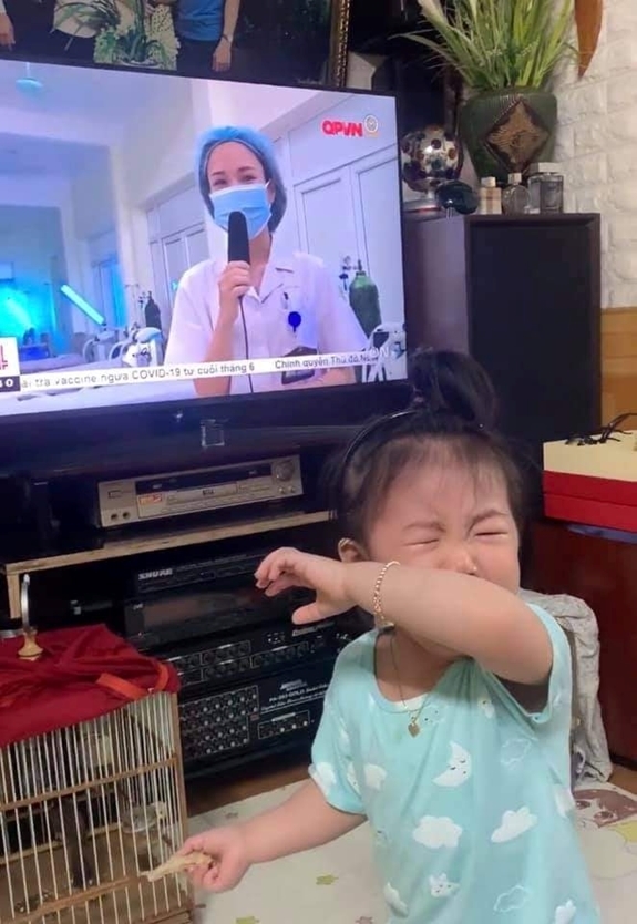 Bé Kem, con chị Hạnh khóc nức nở khi thấy mẹ trên tivi (Ảnh: facebook nhân vật)