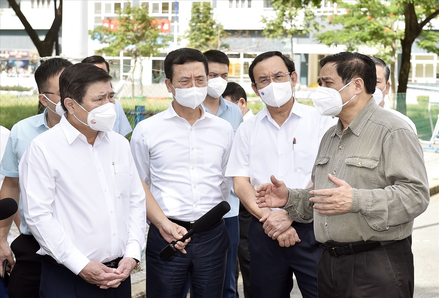 Thủ tướng nhắc lại bài học kinh nghiệm tại Bắc Giang khi để xảy ra nhiều ca lây nhiễm chéo trong khu cách ly, tuy kiểm soát được, không để lan ra cộng đồng nhưng vẫn gây áp lực cho hệ thống điều trị. Ảnh: VGP/Nhật Bắc