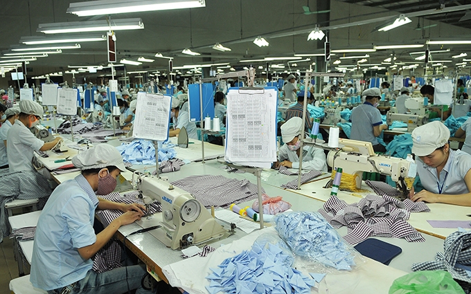 Công nhân một xưởng may ở thành phố Đồng Hới (Quảng Bình) đang chịu những tác động của dịch bệnh