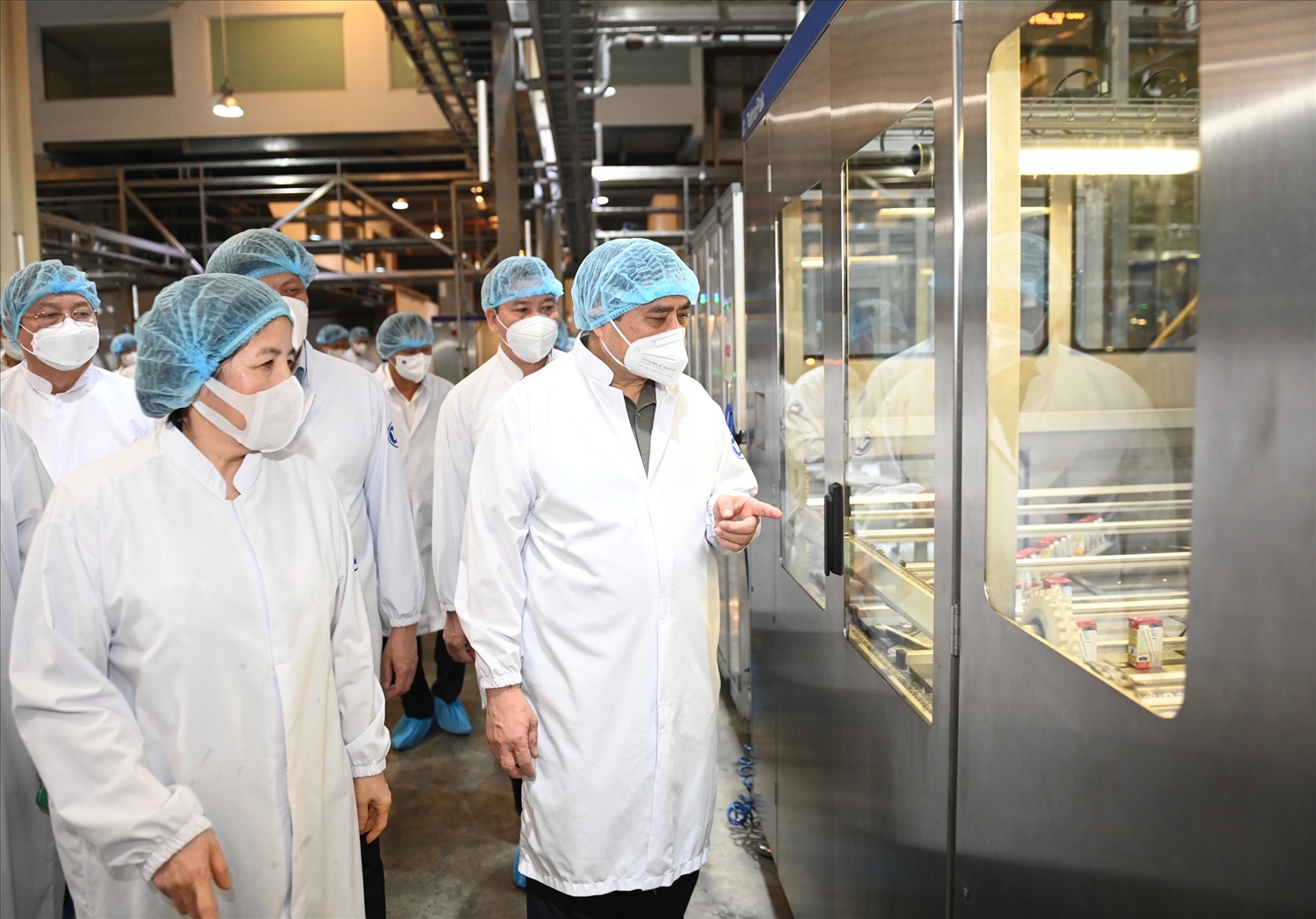 Thủ tướng tới thăm và làm việc với Công ty sữa Vinamilk tại khu công nghiệp Mỹ Phước, huyện Bến Cát. Ảnh VGP/Nhật Bắc