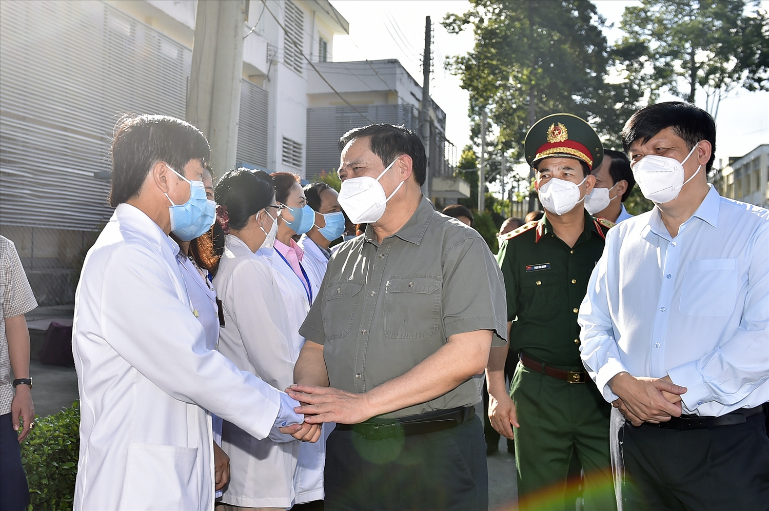 Tới kiểm tra công tác phòng chống dịch COVID-19 tại khu điều trị của Bệnh viện đa khoa Bình Dương, Thủ tướng yêu cầu bệnh viện cần tiếp tục nỗ lực, cố gắng vượt qua mọi khó khăn, phục vụ người bệnh, phục vụ nhân dân tốt nhất. Ảnh VGP/Nhật Bắc