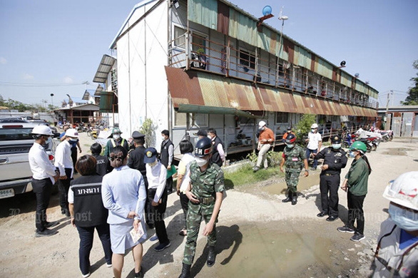 Nhân viên y tế và lực lượng an ninh kiểm tra một khu nhà ở dành cho công nhân xây dựng ở Bangkok - Ảnh chụp màn hình Bangkok Post