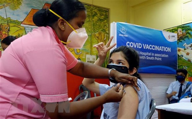 Nhân viên y tế tiêm vaccine ngừa COVID-19 cho người dân tại Kolkata, Ấn Độ. Ảnh: THX/TTXVN.