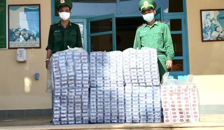Tang vật 3.500 gói thuốc lá lậu bị tổ công tác Đồn Biên phòng cửa khẩu quốc tế Hà Tiên thu giữ ngày 27-6. Ảnh: Tiến Vinh
