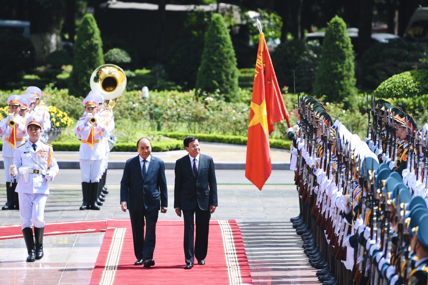 Chủ tịch nước Nguyễn Xuân Phúc và Tổng Bí thư, Chủ tịch nước Lào duyệt Đội Danh dự Quân đội nhân dân Việt Nam - Ảnh: VGP/Nhật Bắc 