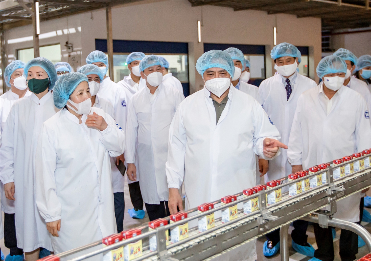 Thủ tướng Chính phủ và đoàn công tác tham quan quy trình sản xuất tự động, hiện đại của Siêu Nhà máy sữa Việt Nam 