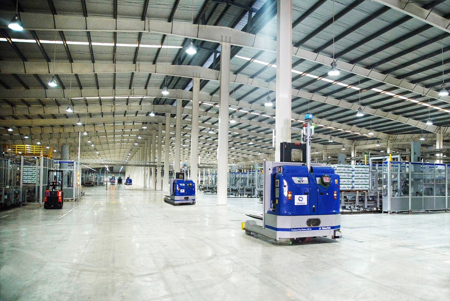 Hệ thống robot LGV trong nhà máy được vận hành tự động và đồng bộ, giúp tối ưu hóa năng suất và kiểm soát chất lượng sản phẩm nghiêm ngặt