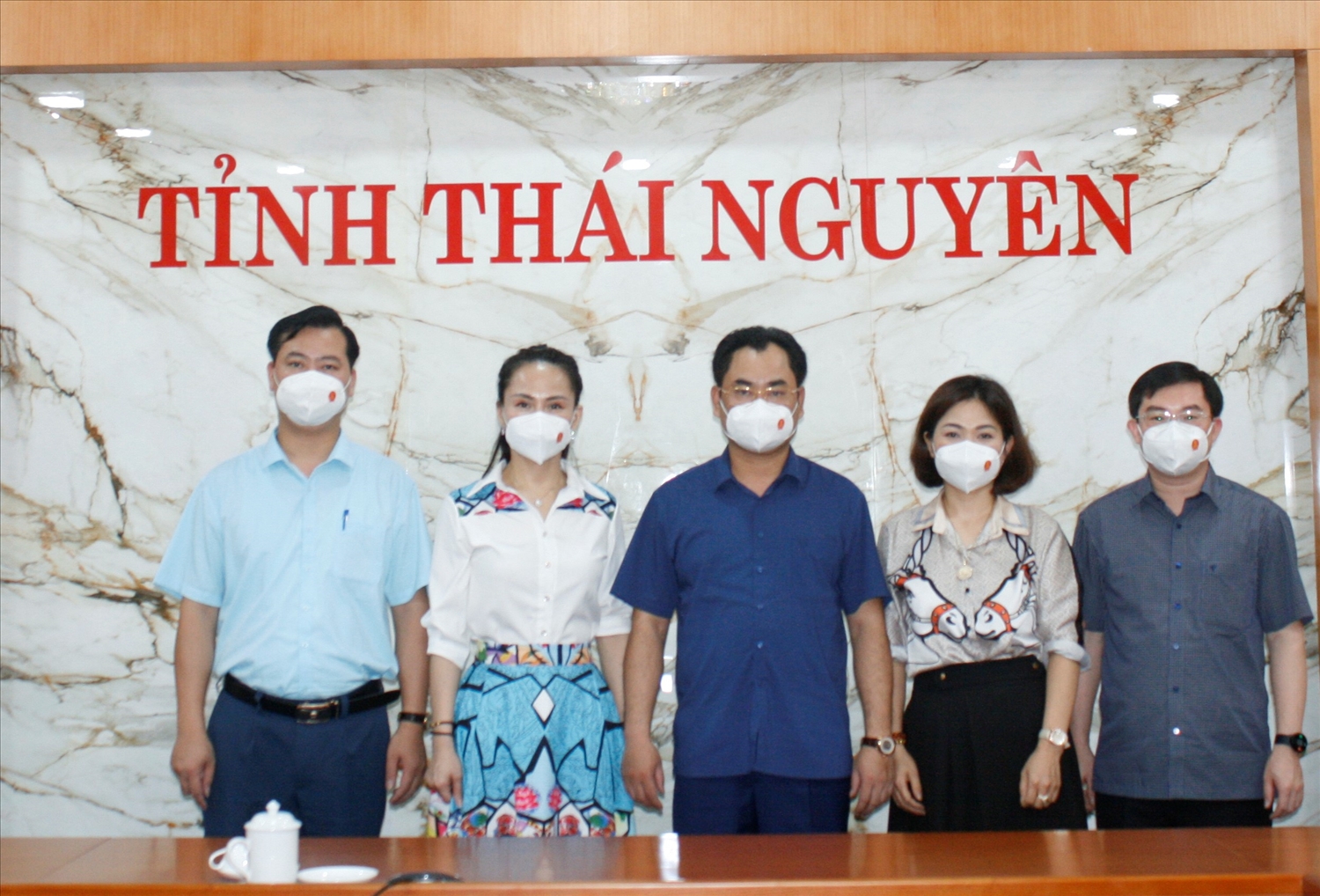 Chủ tịch UBND tỉnh Thái Nguyên Trịnh Việt Hùng (người đứng giữa) chụp ảnh cùng đoàn công tác Báo Dân tộc và Phát triển
