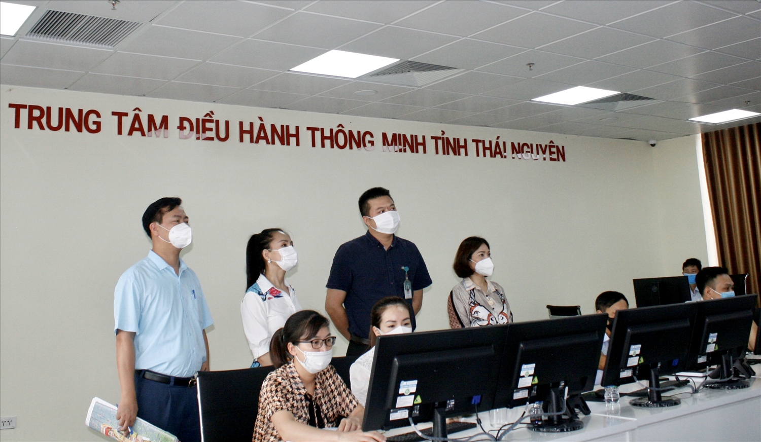 Đoàn công tác Báo Dân tộc và Phát triển tham quan trung tâm điều hành thông tin của tỉnh Thái Nguyên