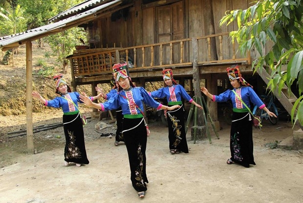 Đội văn nghệ bản Huổi Lọng, xã Nong Lay, huyện Thuận Châu, tỉnh Sơn La bảo tồn những điệu múa truyền thống đặc sắc của đồng bào dân tộc La Ha. Ảnh: Nguyễn Cường - TTXVN