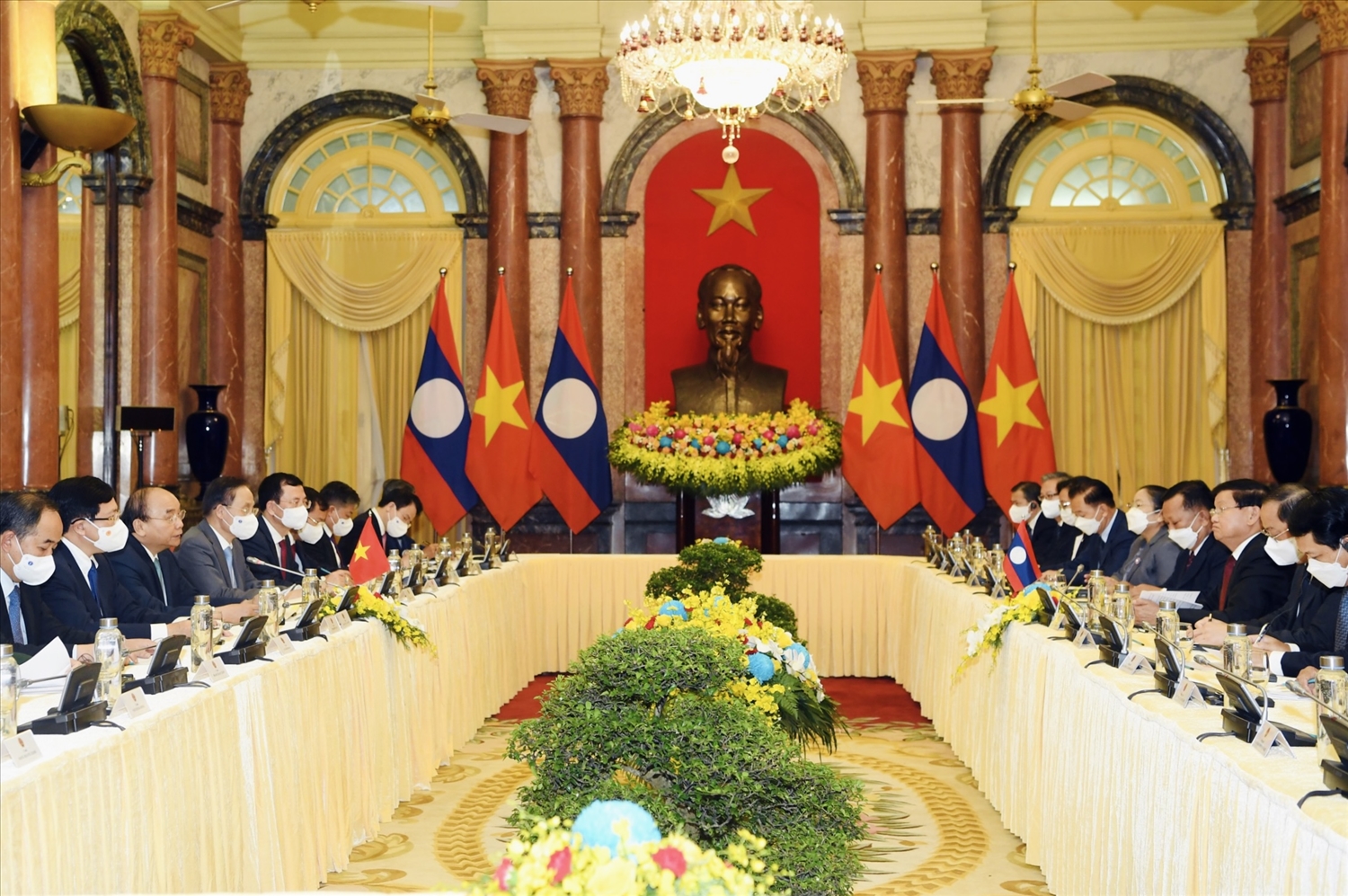 Chủ tịch nước Nguyễn Xuân Phúc hội kiến với Tổng Bí thư, Chủ tịch nước Lào Thongloun Sisoulith - Ảnh: VGP/Nhật Bắc