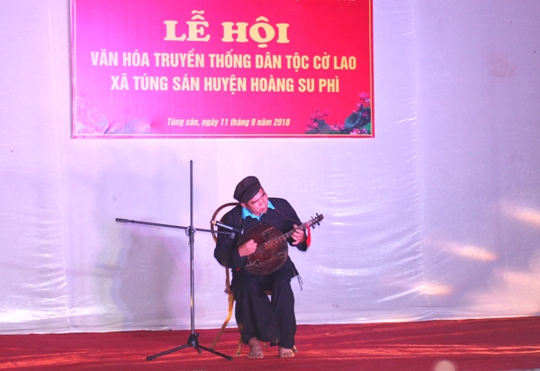 Nghệ nhân biểu diễn nhạc cụ truyền thống trong Lễ hội văn hóa truyền thống dân tộc Cờ Lao năm 2018.