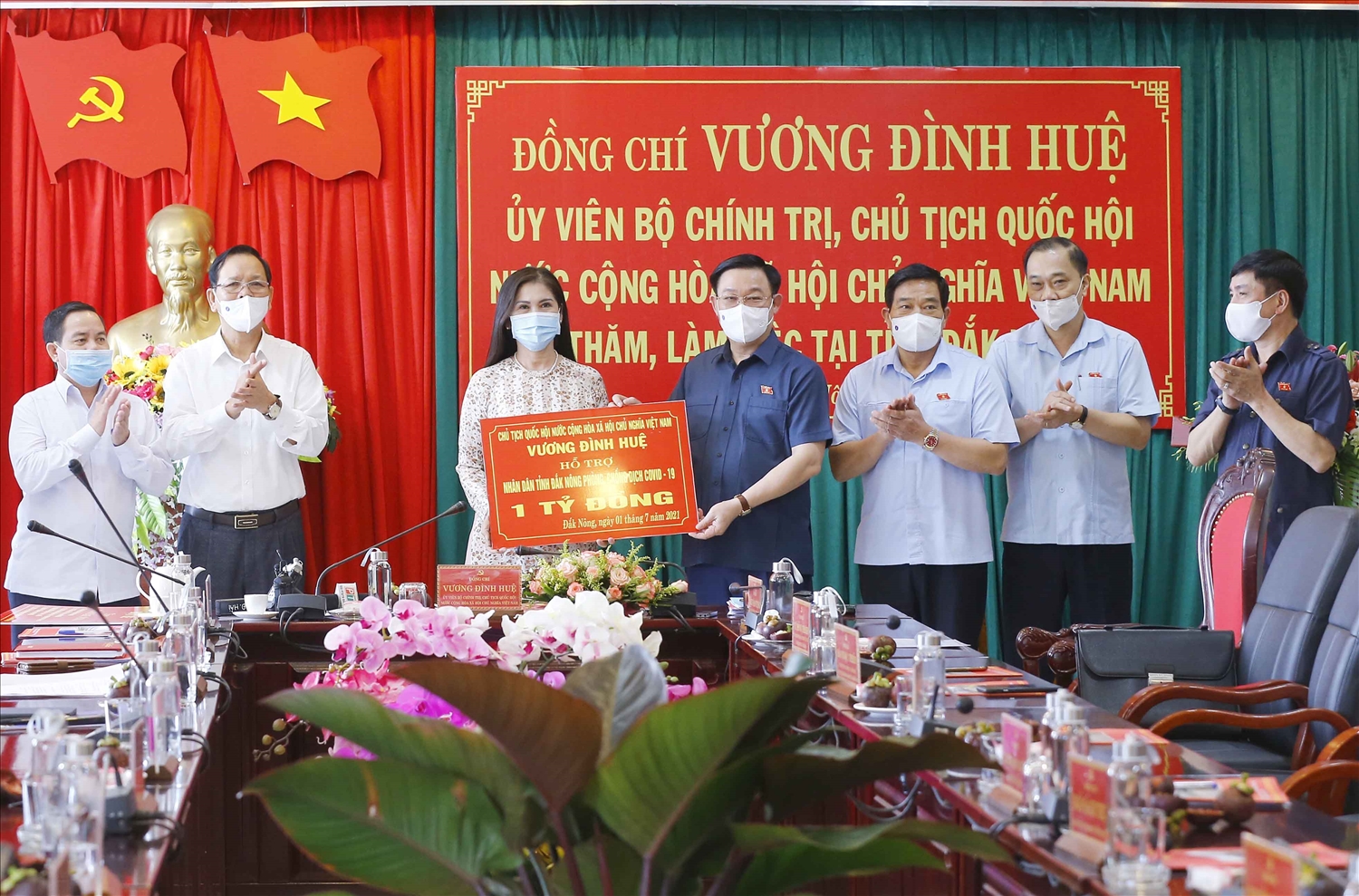 Chủ tịch Quốc hội Vương Đình Huệ đã hỗ trợ Nhân dân tỉnh Đắk Nông trong công tác phòng chống dịch COVID-19 1 tỷ đồng. Ảnh: VGP/Thành Chung