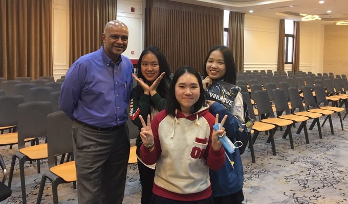 Những năm cấp ba, Phương Linh (áo trắng đỏ) thường xuyên tham gia các buổi nói chuyện về du học Pháp và gặp gỡ đại diện của các trường hàng đầu để tìm kiếm cơ hội du học. Ảnh: NVCC