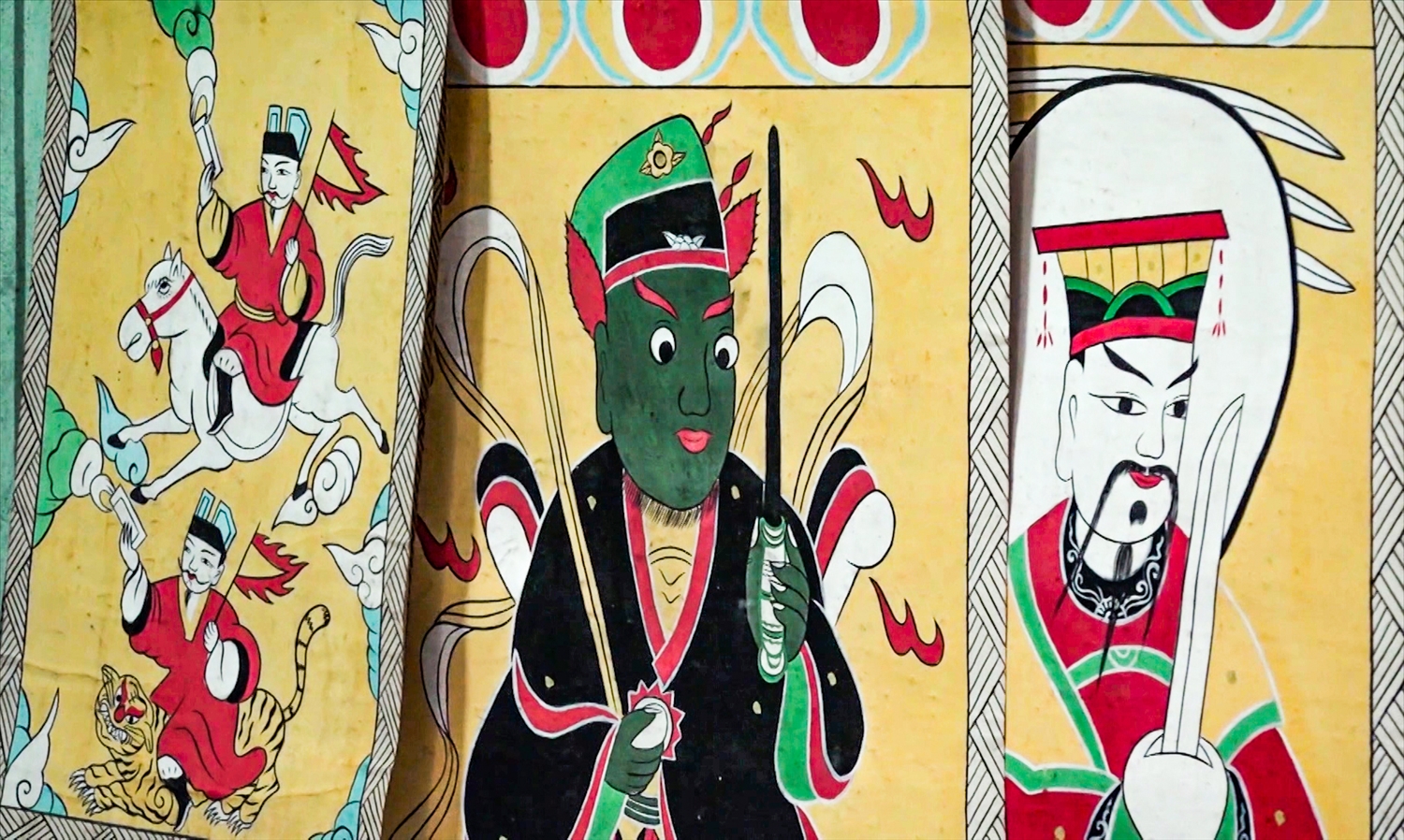 Bộ tranh thờ được dùng trong lễ cấp sắc của người Dao.