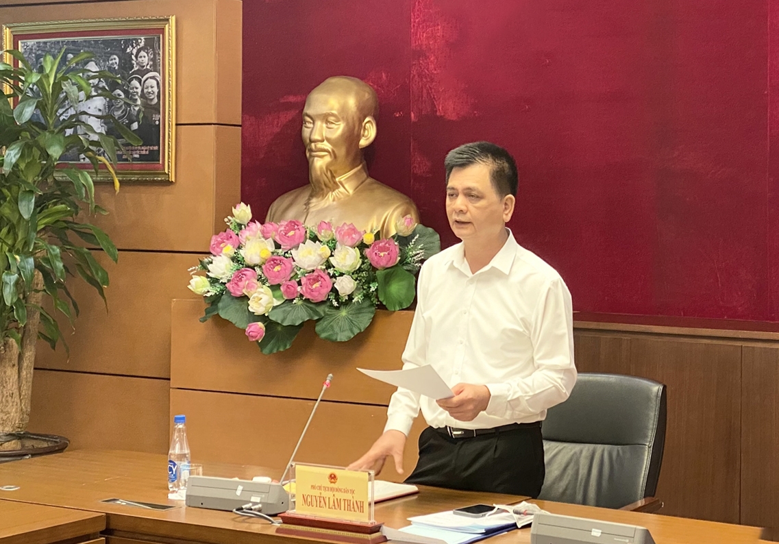Phó Chủ tịch Thường trực Hội đồng Dân tộc của Quốc hội Nguyễn Lâm Thành phát biểu kết luận cuộc họp