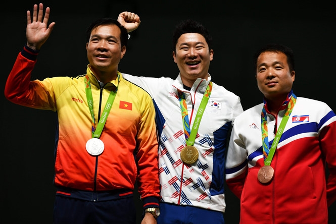 Hoàng Xuân Vinh (bìa trái) trên bục nhận huy chương bạc tại Olympic Rio 2016.. (Nguồn: AFP)