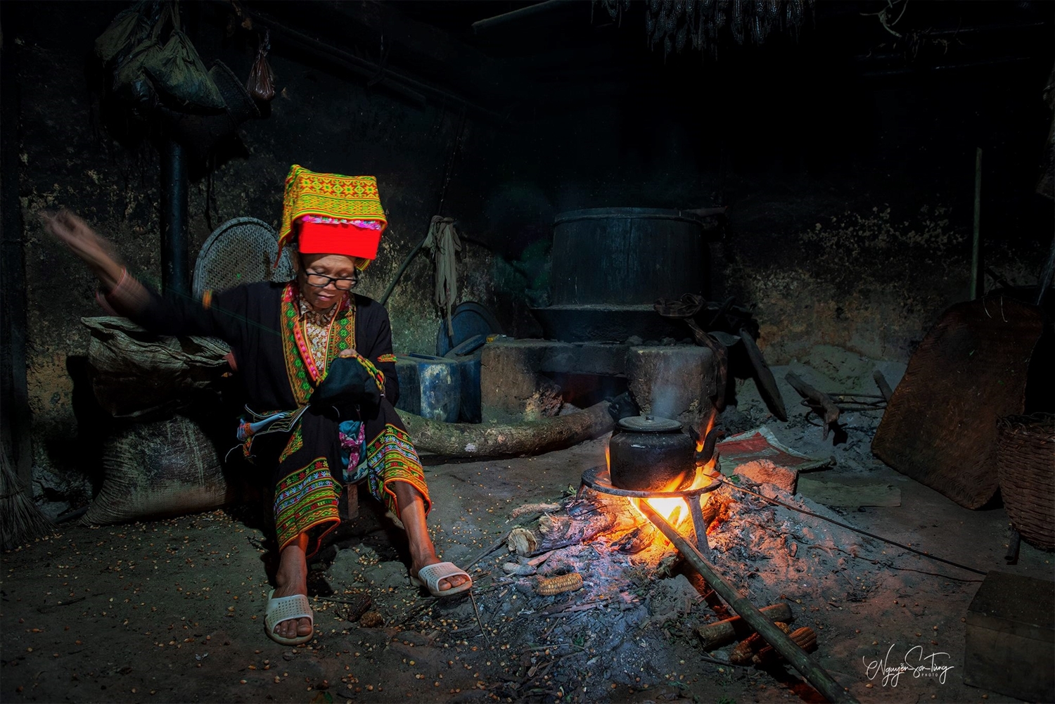 Người mẹ dân tộc Dao bên bếp lửa (Ảnh Nguyễn Sơn Tùng)