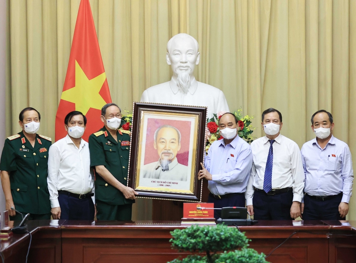 Chủ tịch nước Nguyễn Xuân Phúc tặng quà cho Hội nạn nhân chất độc da cam Việt Nam. Ảnh: VOV