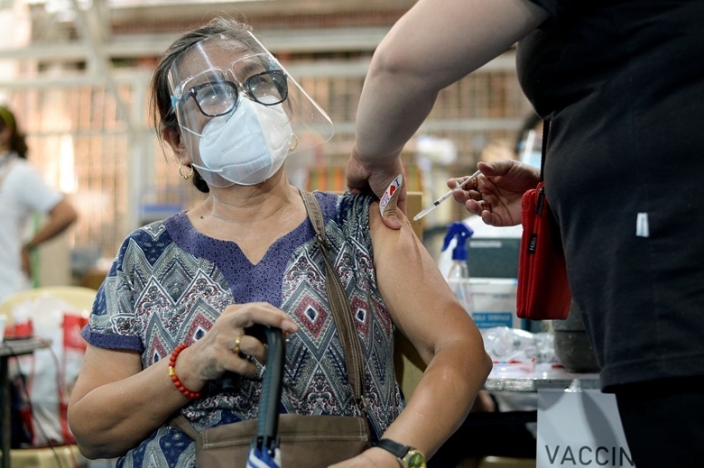 Philippines triển khai chiến dịch tiêm chủng vaccine ngừa COVID-19 trong bối cảnh dịch bệnh vẫn đang diễn biến phức tạp. (Ảnh: Reuters) 