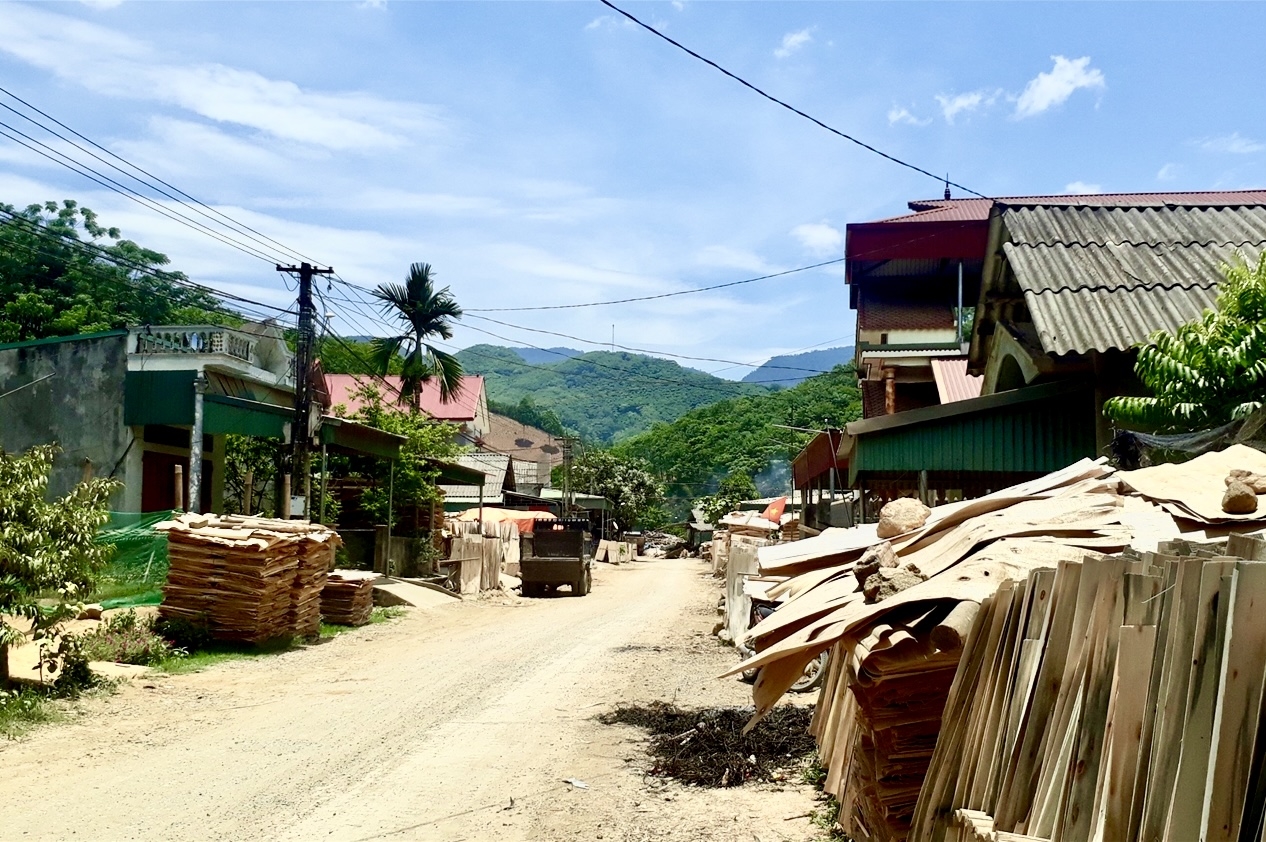 Khu tái định cư Hợp Lâm hiện vắng bóng người, nhiều nơi giờ dùng để làm kho chứa gỗ ván bóc