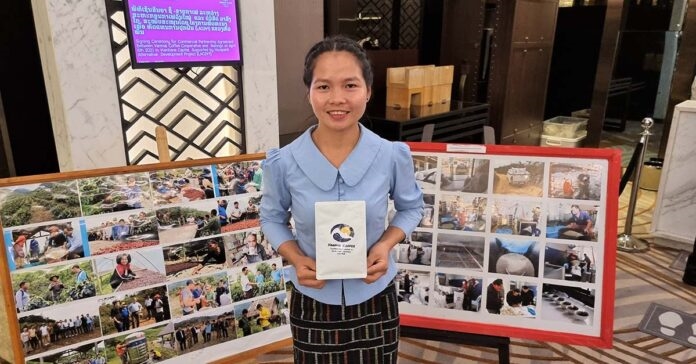 Bà Sengvida Sengmanivong tự hào về các sản phẩm từ Vanmai Coffee